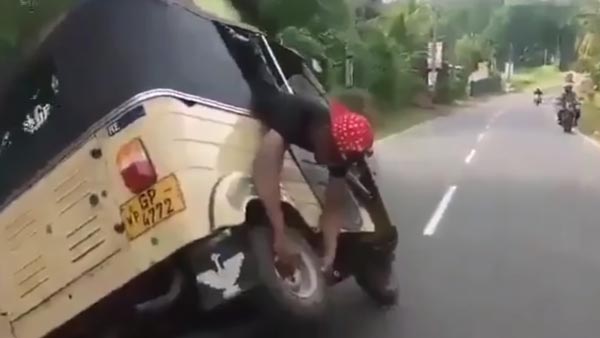 ಬಾಂಡ್ ಶೈಲಿಯಲ್ಲಿ ಚಲಿಸುತ್ತಿರುವ ಆಟೋದ ಟಯರ್ ಬದಲಿಸಿದ ಭೂಪ..!