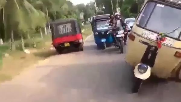 ಬಾಂಡ್ ಶೈಲಿಯಲ್ಲಿ ಚಲಿಸುತ್ತಿರುವ ಆಟೋದ ಟಯರ್ ಬದಲಿಸಿದ ಭೂಪ..!