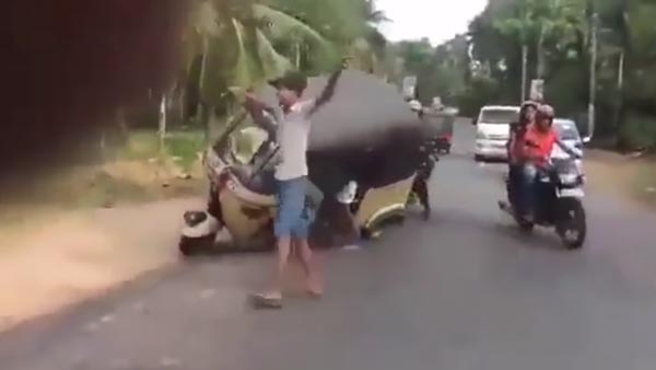 ಬಾಂಡ್ ಶೈಲಿಯಲ್ಲಿ ಚಲಿಸುತ್ತಿರುವ ಆಟೋದ ಟಯರ್ ಬದಲಿಸಿದ ಭೂಪ..!