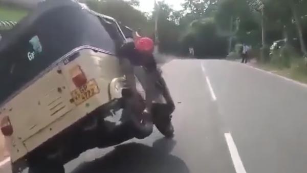 ಬಾಂಡ್ ಶೈಲಿಯಲ್ಲಿ ಚಲಿಸುತ್ತಿರುವ ಆಟೋದ ಟಯರ್ ಬದಲಿಸಿದ ಭೂಪ..!