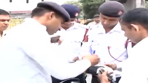 ಹೊಸ ಟ್ರಾಫಿಕ್ ರೂಲ್ಸ್ ಎಫೆಕ್ಟ್: ಪೊಲೀಸಪ್ಪನಿಗೆ ಬಿತ್ತು ಭಾರೀ ದಂಡ..!