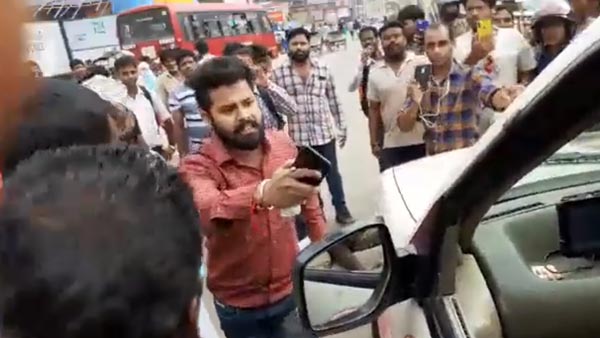 ಸಂಚಾರಿ ನಿಯಮ ಉಲ್ಲಂಘಿಸಿದ ಪೊಲೀಸರಿಗೆ ಬಿಸಿ ಮುಟ್ಟಿಸಿದ ಸಾರ್ವಜನಿಕರು