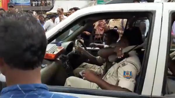 ಸಂಚಾರಿ ನಿಯಮ ಉಲ್ಲಂಘಿಸಿದ ಪೊಲೀಸರಿಗೆ ಬಿಸಿ ಮುಟ್ಟಿಸಿದ ಸಾರ್ವಜನಿಕರು