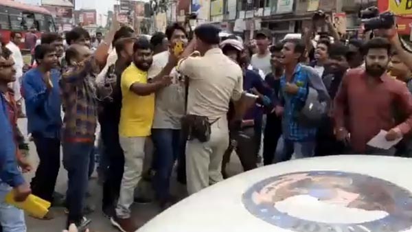 ಸಂಚಾರಿ ನಿಯಮ ಉಲ್ಲಂಘಿಸಿದ ಪೊಲೀಸರಿಗೆ ಬಿಸಿ ಮುಟ್ಟಿಸಿದ ಸಾರ್ವಜನಿಕರು