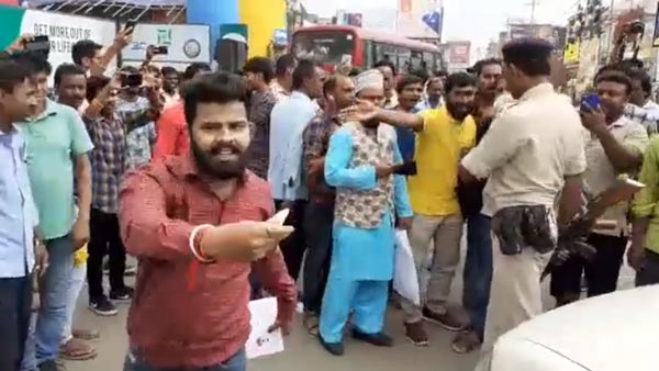 ಸಂಚಾರಿ ನಿಯಮ ಉಲ್ಲಂಘಿಸಿದ ಪೊಲೀಸರಿಗೆ ಬಿಸಿ ಮುಟ್ಟಿಸಿದ ಸಾರ್ವಜನಿಕರು