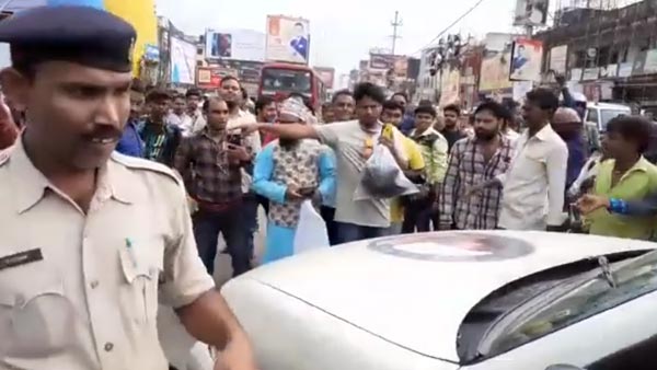 ಸಂಚಾರಿ ನಿಯಮ ಉಲ್ಲಂಘಿಸಿದ ಪೊಲೀಸರಿಗೆ ಬಿಸಿ ಮುಟ್ಟಿಸಿದ ಸಾರ್ವಜನಿಕರು