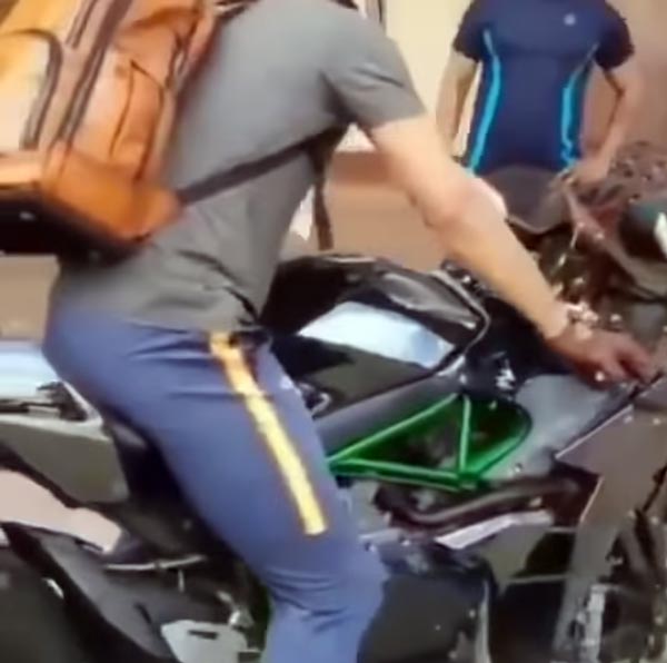 ಸೂಪರ್ಬೈಕಿನಲ್ಲಿ ಕಣ್ಣಿಗೆ ಬಿದ್ದ ಎಂಎಸ್ ಧೋನಿ