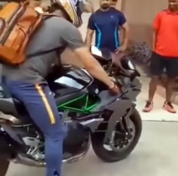 ಸೂಪರ್ಬೈಕಿನಲ್ಲಿ ಕಣ್ಣಿಗೆ ಬಿದ್ದ ಎಂಎಸ್ ಧೋನಿ