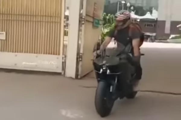 ಸೂಪರ್ಬೈಕಿನಲ್ಲಿ ಕಣ್ಣಿಗೆ ಬಿದ್ದ ಎಂಎಸ್ ಧೋನಿ
