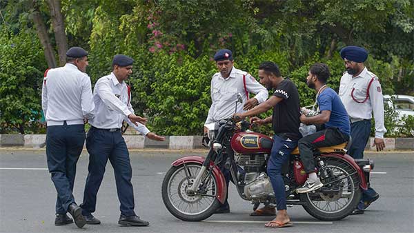 ಬೆಳ್ಳಂಬೆಳ್ಳಗೆ ಕುಡಿದು ಆಟೋಗೆ ಗುದ್ದಿದ ಬೆಂಗಳೂರಿನ ಆರ್ಟಿಒ ಇನ್ಸ್ ಪೆಕ್ಟರ್