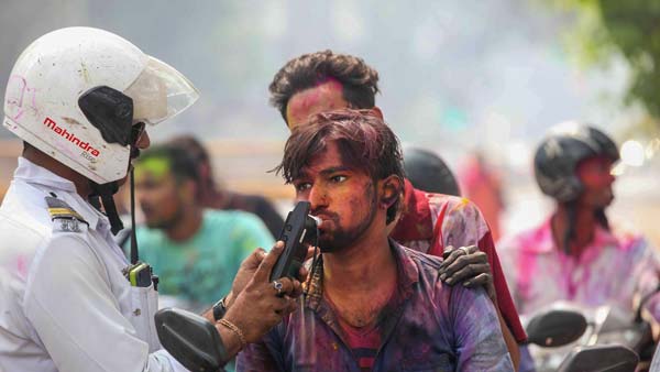 ಭಾರೀ ಪ್ರಮಾಣದ ದಂಡಕ್ಕೆ ರೋಸಿ ಹೋಗಿ ಬೈಕಿಗೆ ಬೆಂಕಿಯಿಟ್ಟ ಭೂಪ..!