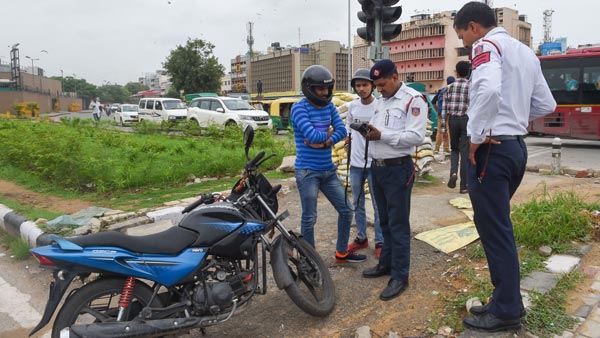 ಭಾರೀ ಪ್ರಮಾಣದ ದಂಡಕ್ಕೆ ರೋಸಿ ಹೋಗಿ ಬೈಕಿಗೆ ಬೆಂಕಿಯಿಟ್ಟ ಭೂಪ..!