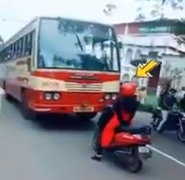 ರಾಂಗ್ಸೈಡ್ ನಲ್ಲಿ ಬಂದ ಬಸ್ ಚಾಲಕನಿಗೆ ಪಾಠ ಕಲಿಸಿದ ಯುವತಿ