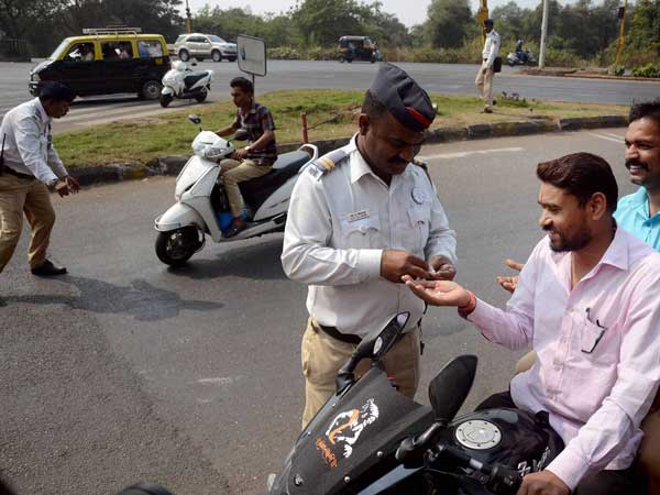 ರೂಲ್ಸ್ ಬ್ರೇಕ್ ಮಾಡಿದ ಪೊಲೀಸಪ್ಪನಿಗೂ ಬಿತ್ತು ಭಾರೀ ದಂಡ..!