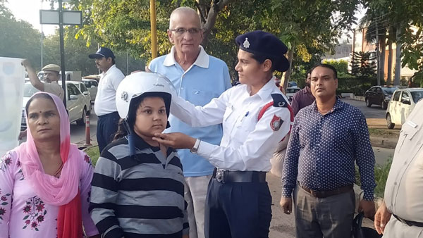 ಹೆಲ್ಮೆಟ್ ಧರಿಸದ 2 ಸಾವಿರ ಮಹಿಳೆಯರಿಗೆ ದಂಡ..!