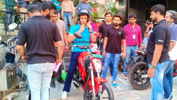 ಗ್ರಾಹಕರ ಕೈ ಸೇರಿದ ಬಹುನೀರಿಕ್ಷಿತ ರಿವೋಲ್ಟ್ ಎಲೆಕ್ಟ್ರಿಕ್ ಬೈಕ್
