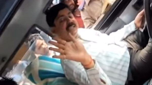 ಸಂಚಾರಿ ನಿಯಮ ಉಲ್ಲಂಘಿಸಿದ ಆರ್ಟಿಒ ಅಧಿಕಾರಿಗೆ ಸಾರ್ವಜನಿಕರಿಂದ ಕ್ಲಾಸ್