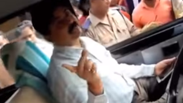 ಸಂಚಾರಿ ನಿಯಮ ಉಲ್ಲಂಘಿಸಿದ ಆರ್ಟಿಒ ಅಧಿಕಾರಿಗೆ ಸಾರ್ವಜನಿಕರಿಂದ ಕ್ಲಾಸ್