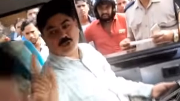 ಸಂಚಾರಿ ನಿಯಮ ಉಲ್ಲಂಘಿಸಿದ ಆರ್ಟಿಒ ಅಧಿಕಾರಿಗೆ ಸಾರ್ವಜನಿಕರಿಂದ ಕ್ಲಾಸ್