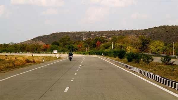 ಮೈಲಿಗಲ್ಲುಗಳ ಬಣ್ಣದ ಹಿಂದಿರುವ ಕಾರಣಗಳೇನು ಗೊತ್ತಾ?