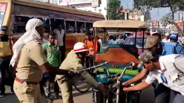 ರಿಕ್ಷಾ ಹೊಡೆದು ಹಾಕಿದ ಪೊಲೀಸರು..!