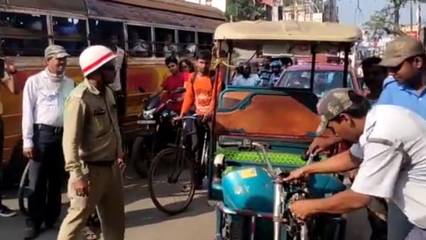 ರಿಕ್ಷಾ ಹೊಡೆದು ಹಾಕಿದ ಪೊಲೀಸರು..!