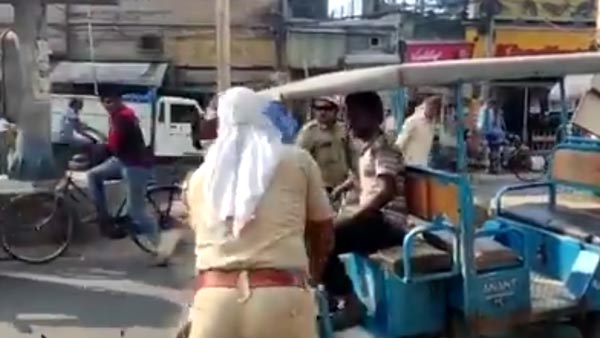 ರಿಕ್ಷಾ ಹೊಡೆದು ಹಾಕಿದ ಪೊಲೀಸರು..!