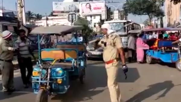 ರಿಕ್ಷಾ ಹೊಡೆದು ಹಾಕಿದ ಪೊಲೀಸರು..!