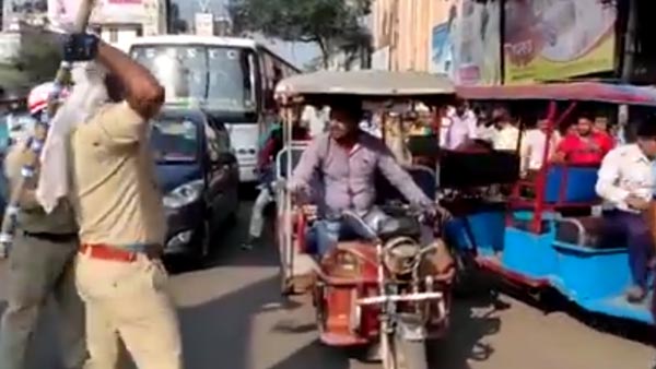 ರಿಕ್ಷಾ ಹೊಡೆದು ಹಾಕಿದ ಪೊಲೀಸರು..!