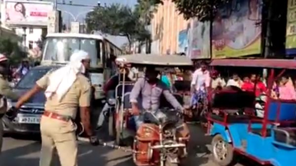 ರಿಕ್ಷಾ ಹೊಡೆದು ಹಾಕಿದ ಪೊಲೀಸರು..!