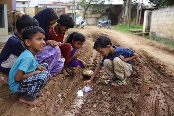 ರಸ್ತೆ ಗುಂಡಿಗಳಲ್ಲಿ ಫೋಟೊ ಶೂಟ್ ಮೂಲಕ ಫೇಮಸ್ ಆದ ದಂಪತಿ..!