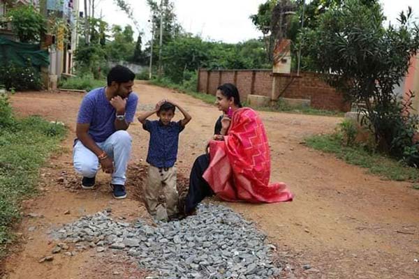 ರಸ್ತೆ ಗುಂಡಿಗಳಲ್ಲಿ ಫೋಟೊ ಶೂಟ್ ಮೂಲಕ ಫೇಮಸ್ ಆದ ದಂಪತಿ..!