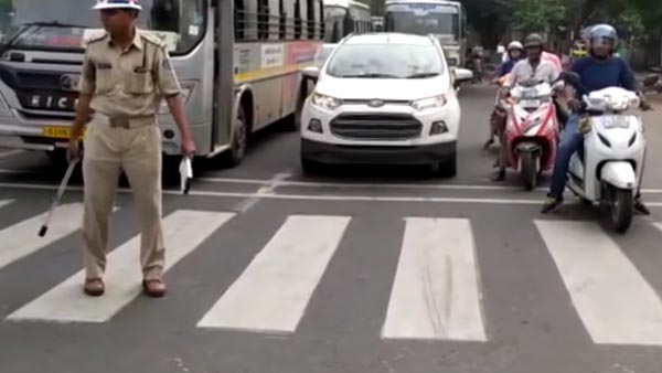 ದಂಡ ವಿರೋಧಿಸಿ ನಡು ರಸ್ತೆಯಲ್ಲೇ ಮಲಗಿದ ಭೂಪ..!