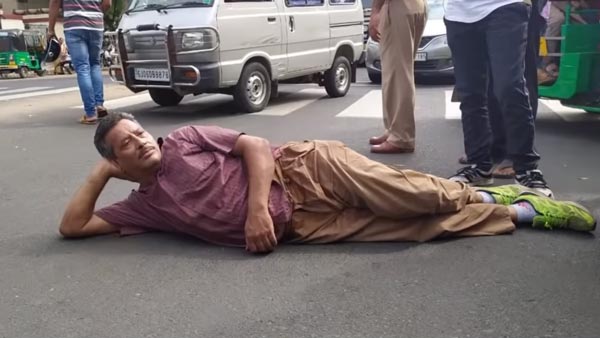 ದಂಡ ವಿರೋಧಿಸಿ ನಡು ರಸ್ತೆಯಲ್ಲೇ ಮಲಗಿದ ಭೂಪ..!