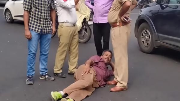 ದಂಡ ವಿರೋಧಿಸಿ ನಡು ರಸ್ತೆಯಲ್ಲೇ ಮಲಗಿದ ಭೂಪ..!
