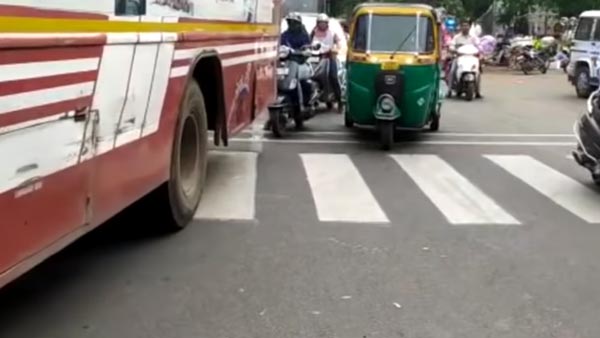 ದಂಡ ವಿರೋಧಿಸಿ ನಡು ರಸ್ತೆಯಲ್ಲೇ ಮಲಗಿದ ಭೂಪ..!
