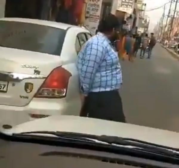 ನೋ ಪಾರ್ಕಿಂಗ್ನಲ್ಲಿದ್ದ ಕಾರನ್ನು ಬಾಹುಬಲಿ ಸ್ಟೈಲ್ನಲ್ಲಿ ಪಕ್ಕಕ್ಕೆ ಸರಿಸಿದ ಭೂಪ..!