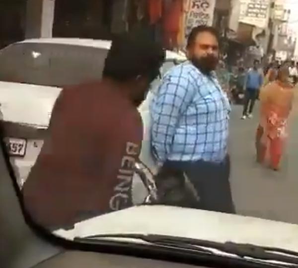 ನೋ ಪಾರ್ಕಿಂಗ್ನಲ್ಲಿದ್ದ ಕಾರನ್ನು ಬಾಹುಬಲಿ ಸ್ಟೈಲ್ನಲ್ಲಿ ಪಕ್ಕಕ್ಕೆ ಸರಿಸಿದ ಭೂಪ..!