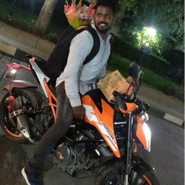 ಮೊಬೈಲ್ಗಳ್ಳರನ್ನು ಬೆನ್ನಟ್ಟಿ ಹಿಡಿದ ಕೆಟಿಎಂ ಬೈಕ್ ಸವಾರ