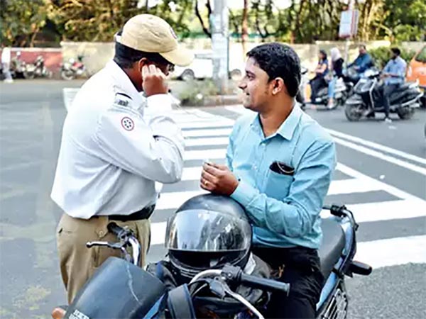 ಗೇಲಿ ಮಾಡಿ ತಪ್ಪಿಸಿಕೊಂಡು ಹೋದವನಿಗೆ ದಂಡ ಜಡಿದ ಪೊಲೀಸರು
