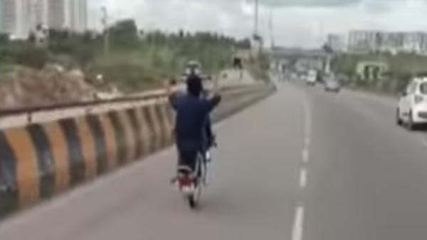 ಬೆಂಗಳೂರಿನಲ್ಲಿ ವ್ಹೀಲಿಂಗ್ ಮಾಡಿ ತಗ್ಲಾಕಿಕೊಂಡ ಪುಂಡರು