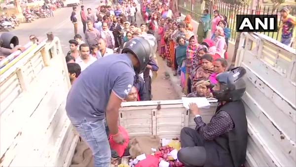 ಹೆಲ್ಮೆಟ್ ಧರಿಸಿ ಈರುಳ್ಳಿ ಮಾರಾಟ ಮಾಡಿದ ಕೋ ಆಪರೇಟಿವ್ ಸಿಬ್ಬಂದಿ