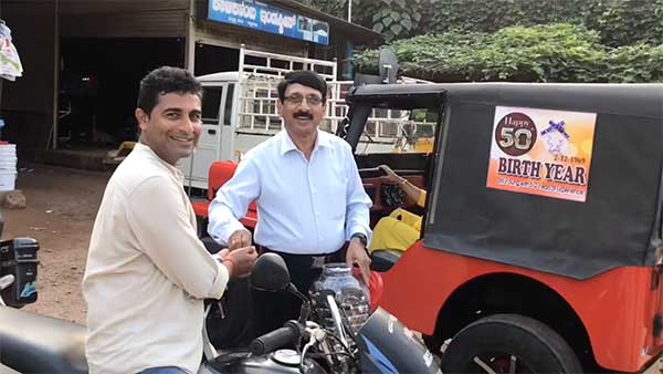 ನೆಚ್ಚಿನ ವಾಹನದ 50ನೇ ಹುಟ್ಟುಹಬ್ಬವನ್ನು ಆಚರಿಸಿದ ಅಪ್ಪ-ಮಗ