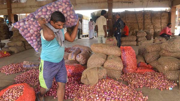 ಹೆಲ್ಮೆಟ್ ಧರಿಸಿ ಈರುಳ್ಳಿ ಮಾರಾಟ ಮಾಡಿದ ಕೋ ಆಪರೇಟಿವ್ ಸಿಬ್ಬಂದಿ