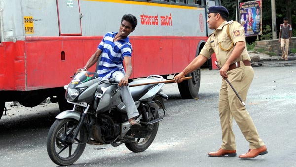 ಬೆಂಗಳೂರಿನಲ್ಲಿ ಸಂಚಾರಿ ಪೊಲೀಸರ ವಸೂಲಿ ದಂಧೆ..!