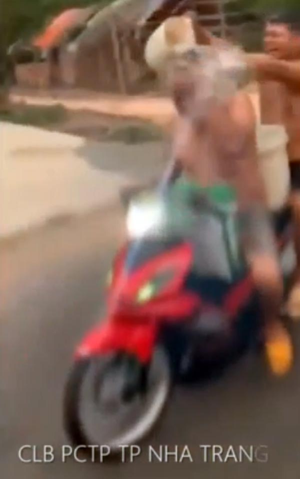 ಚಲಿಸುವ ಬೈಕಿನಲ್ಲಿಯೇ ಸ್ನಾನ ಮಾಡಿದ ಭೂಪರು..!