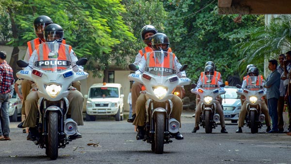 ವಾಹನ ನಿಲ್ಲಿಸಿ ಮೊಬೈಲ್ನಲ್ಲಿ ಮಾತನಾಡಿದರೂ ಬೀಳಲಿದೆ ದಂಡ..!