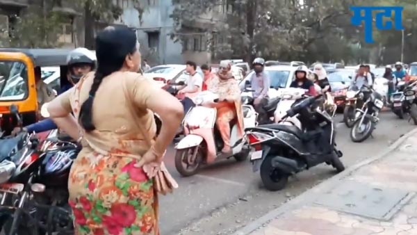 ಫುಟ್ಪಾತ್ ಮೇಲೆ ಬೈಕ್ ಓಡಿಸುತ್ತಿದ್ದವರನ್ನು ಬೆಂಡ್ ಎತ್ತಿದ ದಿಟ್ಟ ಮಹಿಳೆ..!