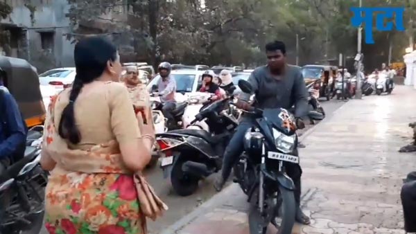 ಫುಟ್ಪಾತ್ ಮೇಲೆ ಬೈಕ್ ಓಡಿಸುತ್ತಿದ್ದವರನ್ನು ಬೆಂಡ್ ಎತ್ತಿದ ದಿಟ್ಟ ಮಹಿಳೆ..!