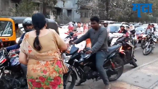 ಫುಟ್ಪಾತ್ ಮೇಲೆ ಬೈಕ್ ಓಡಿಸುತ್ತಿದ್ದವರನ್ನು ಬೆಂಡ್ ಎತ್ತಿದ ದಿಟ್ಟ ಮಹಿಳೆ..!